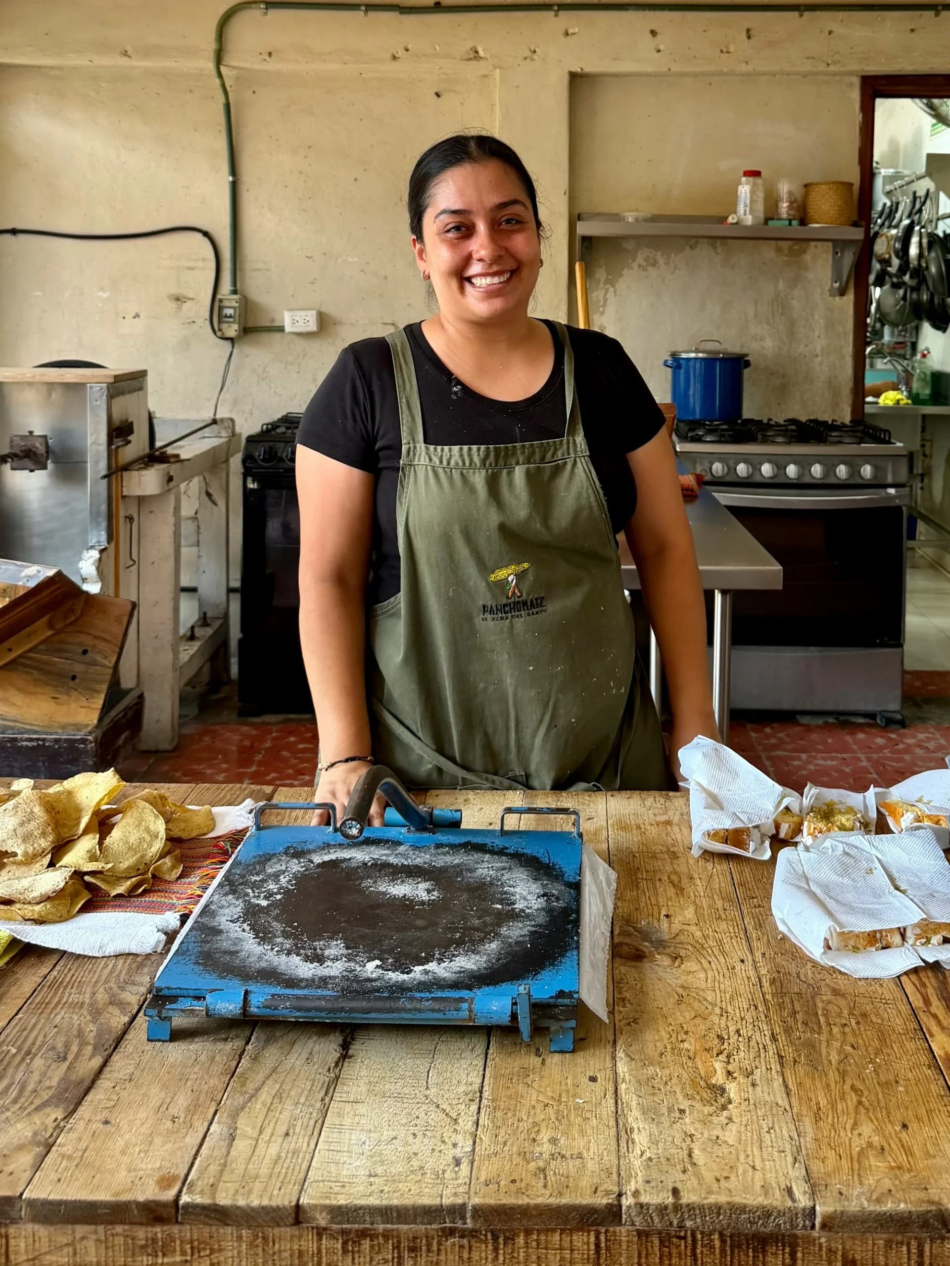 Mujer frente a una mesa con comida recién hecha