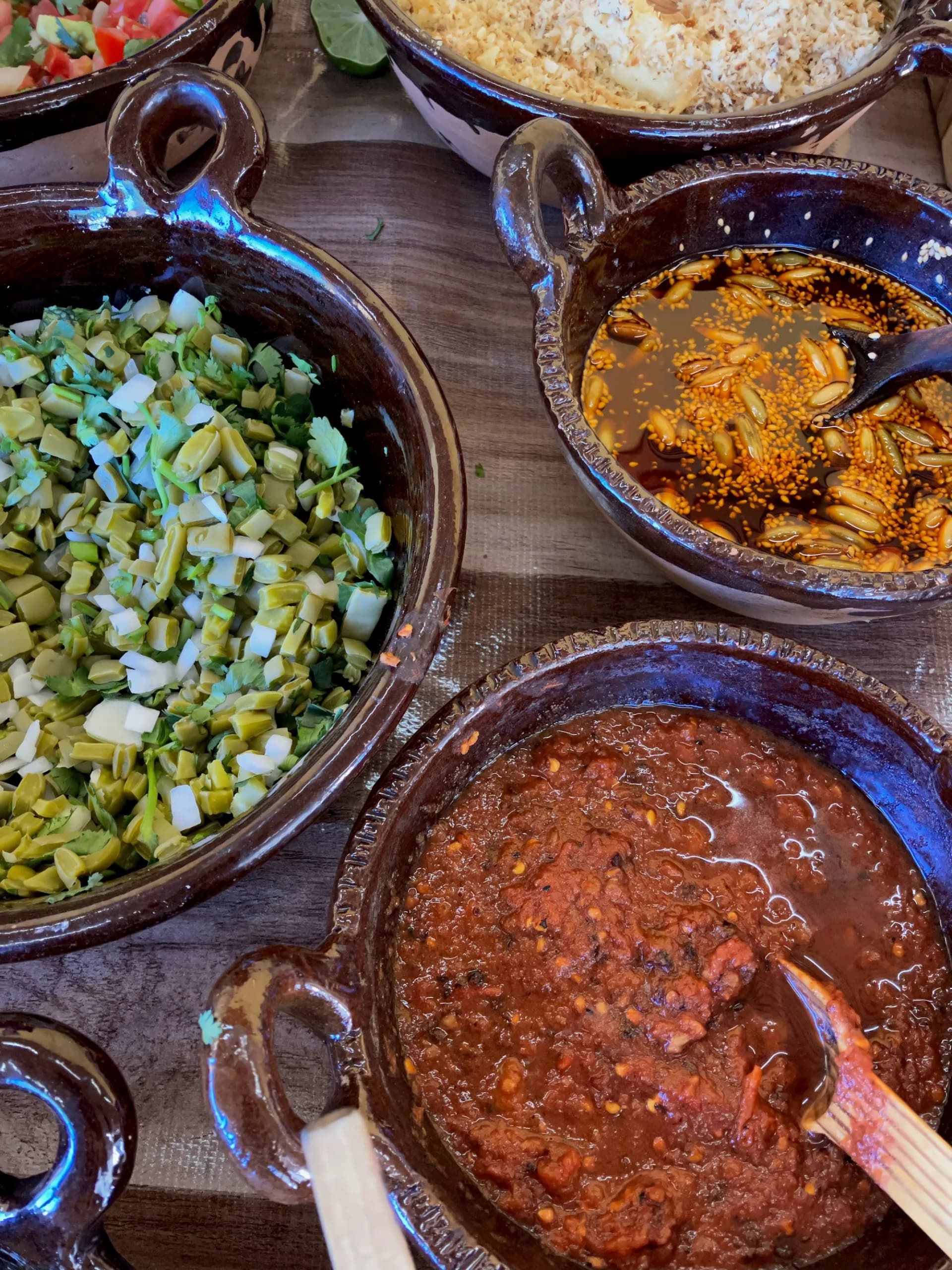 Varios tazones de salsa sobre una mesa