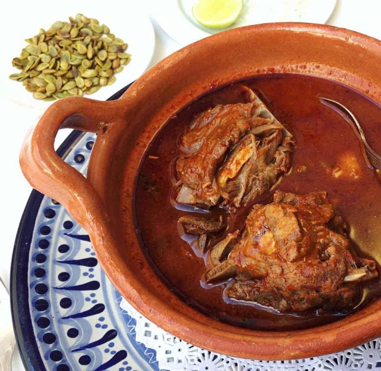 Chiles mulatos y pasilla secándose sobre piedra