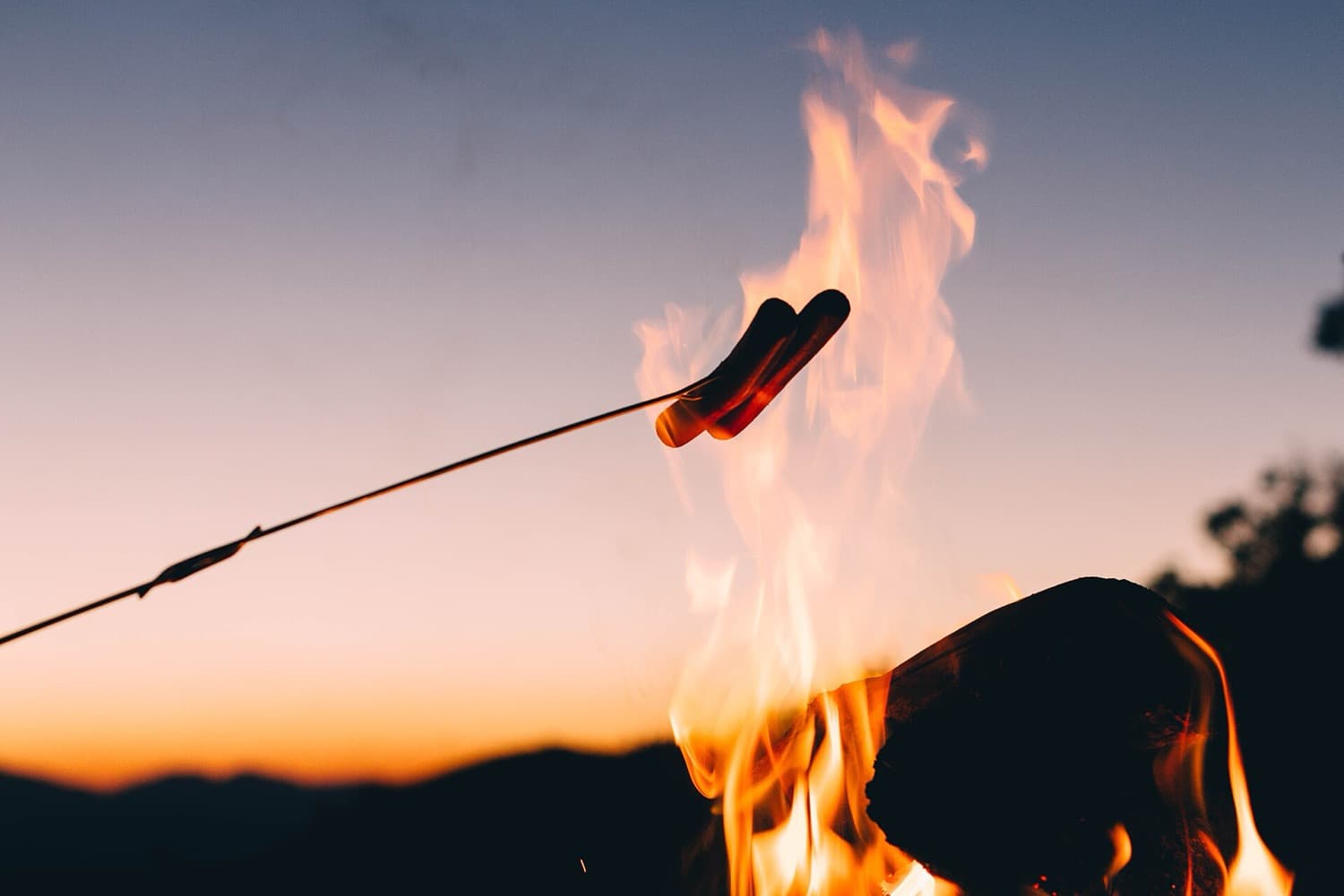 Cocina rural con fogón de leña humeante al amanecer