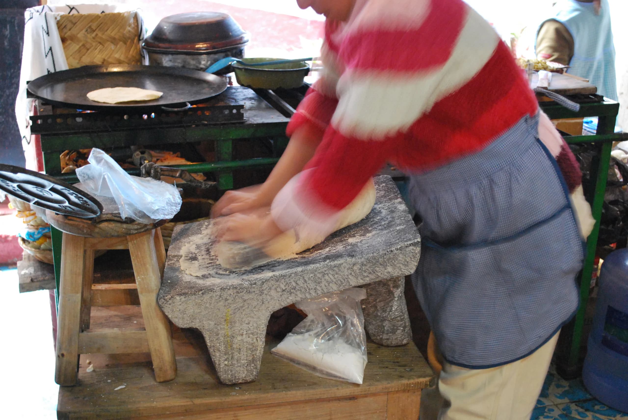 Tortillas recién hechas ofrecidas en el mercado