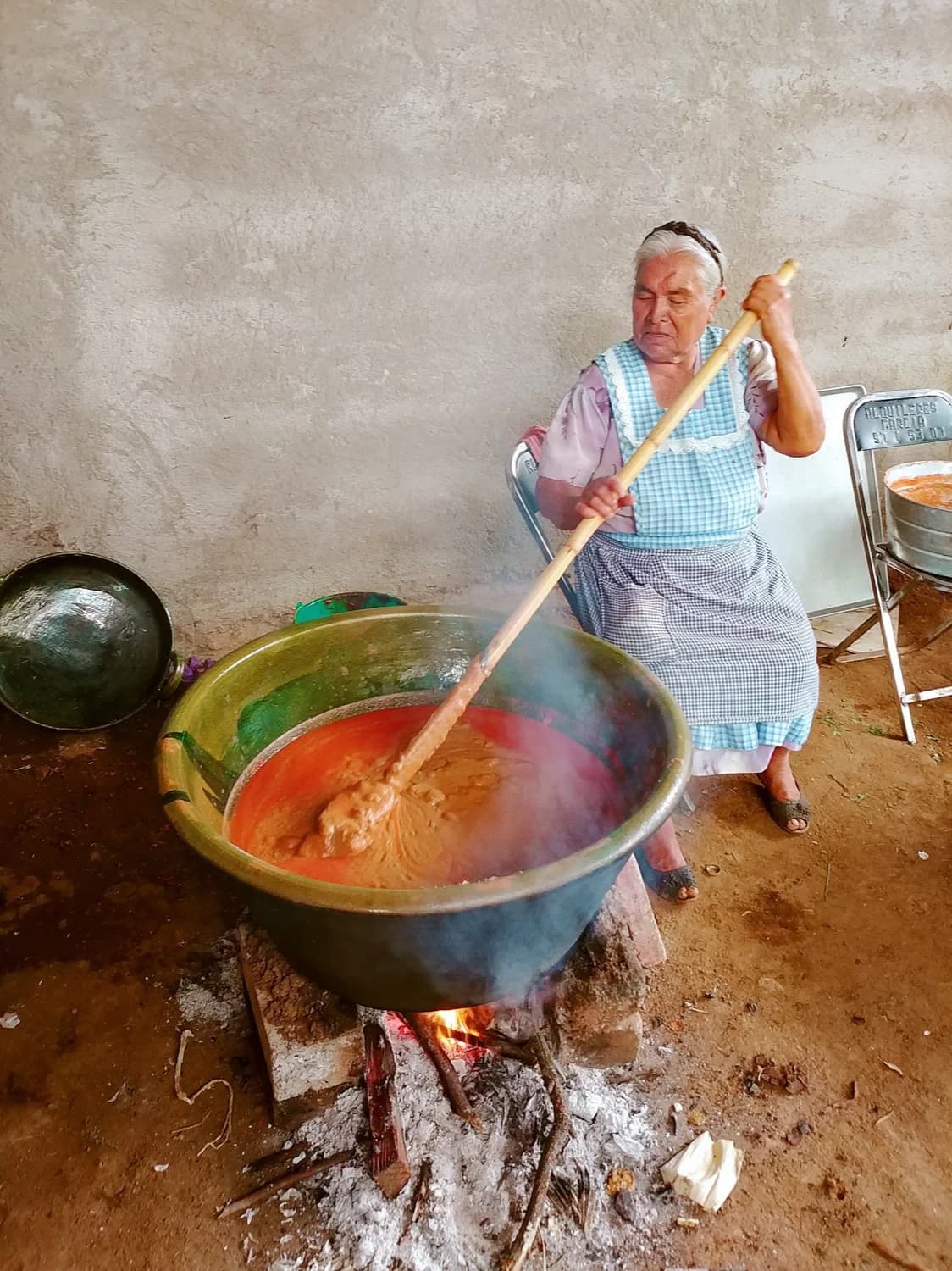 Cazuelas enormes de barro humeando en una cocina comunal