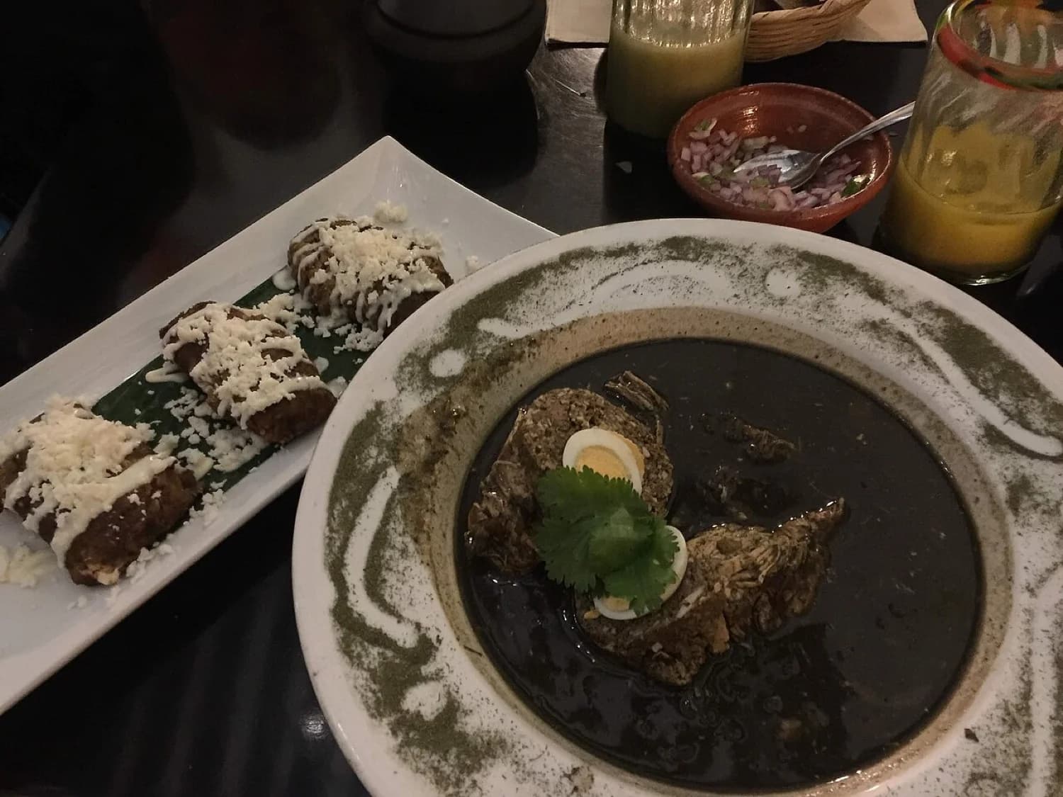 Cocina comunal con grandes cazuelas de barro al fuego