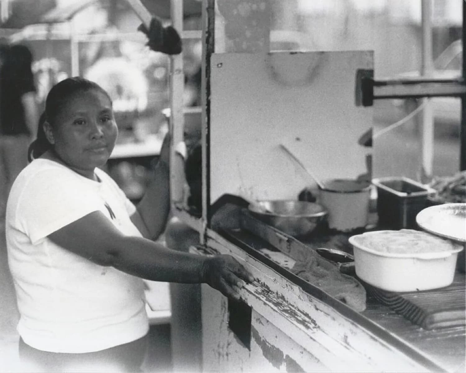 Chiles asados sobre el metate, listos para la salsa del día
