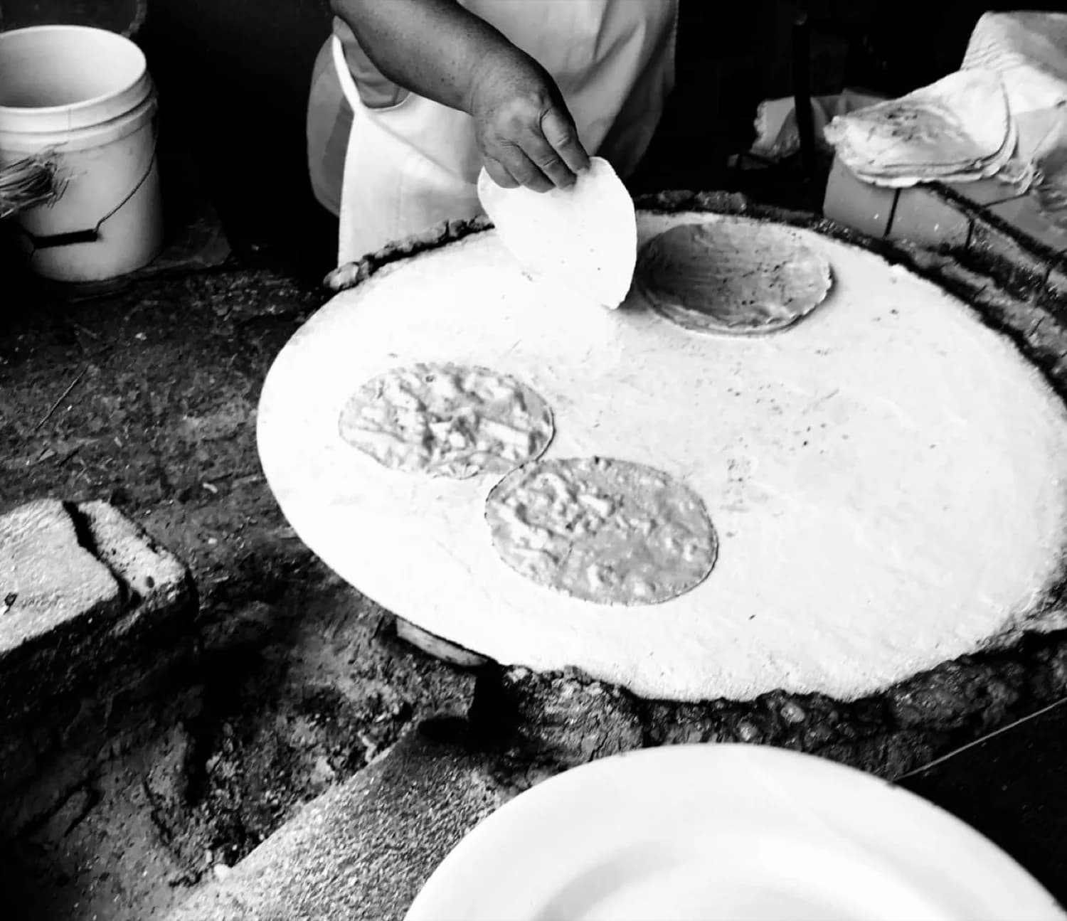 Chiles tostándose sobre la superficie del comal