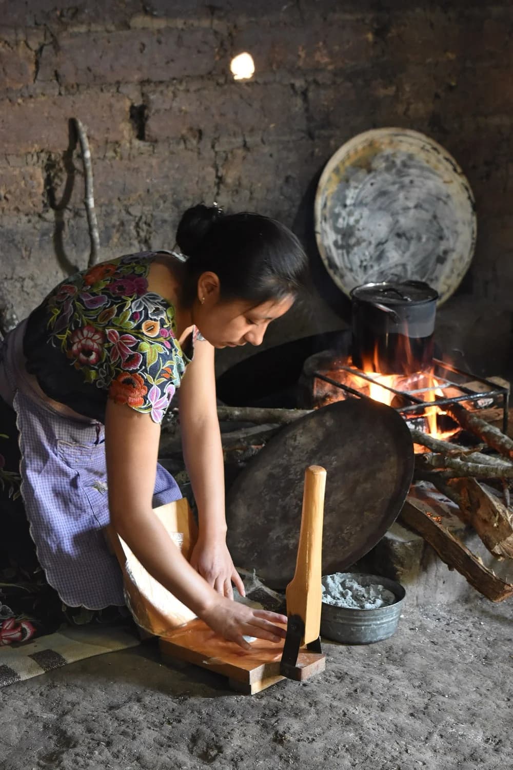 Maíz y masa cerca del comal encendido