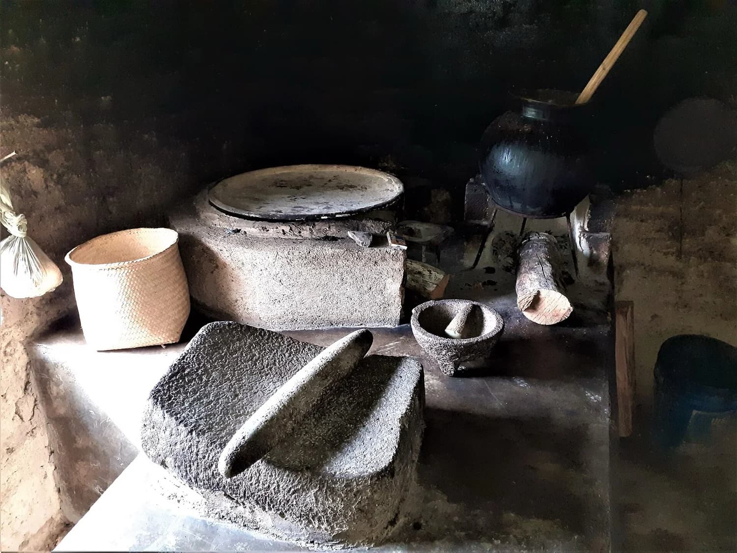 Chiles secos sobre un metate de piedra con su metlapil