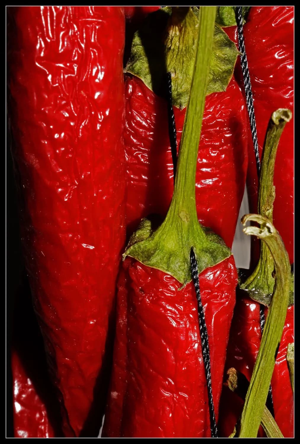 Varios tazones con salsas rojas y verdes de distintas intensidades