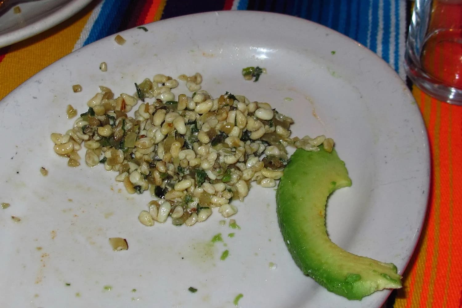 Escamoles blancos sobre una hoja de maíz, listos para el comal