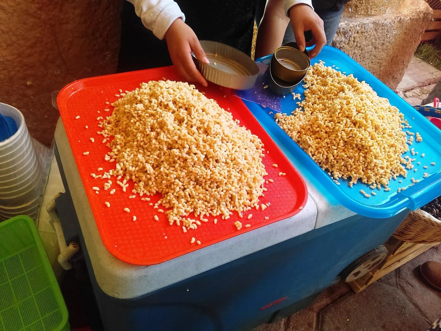 Escamoles salteándose en mantequilla con epazote en un sartén