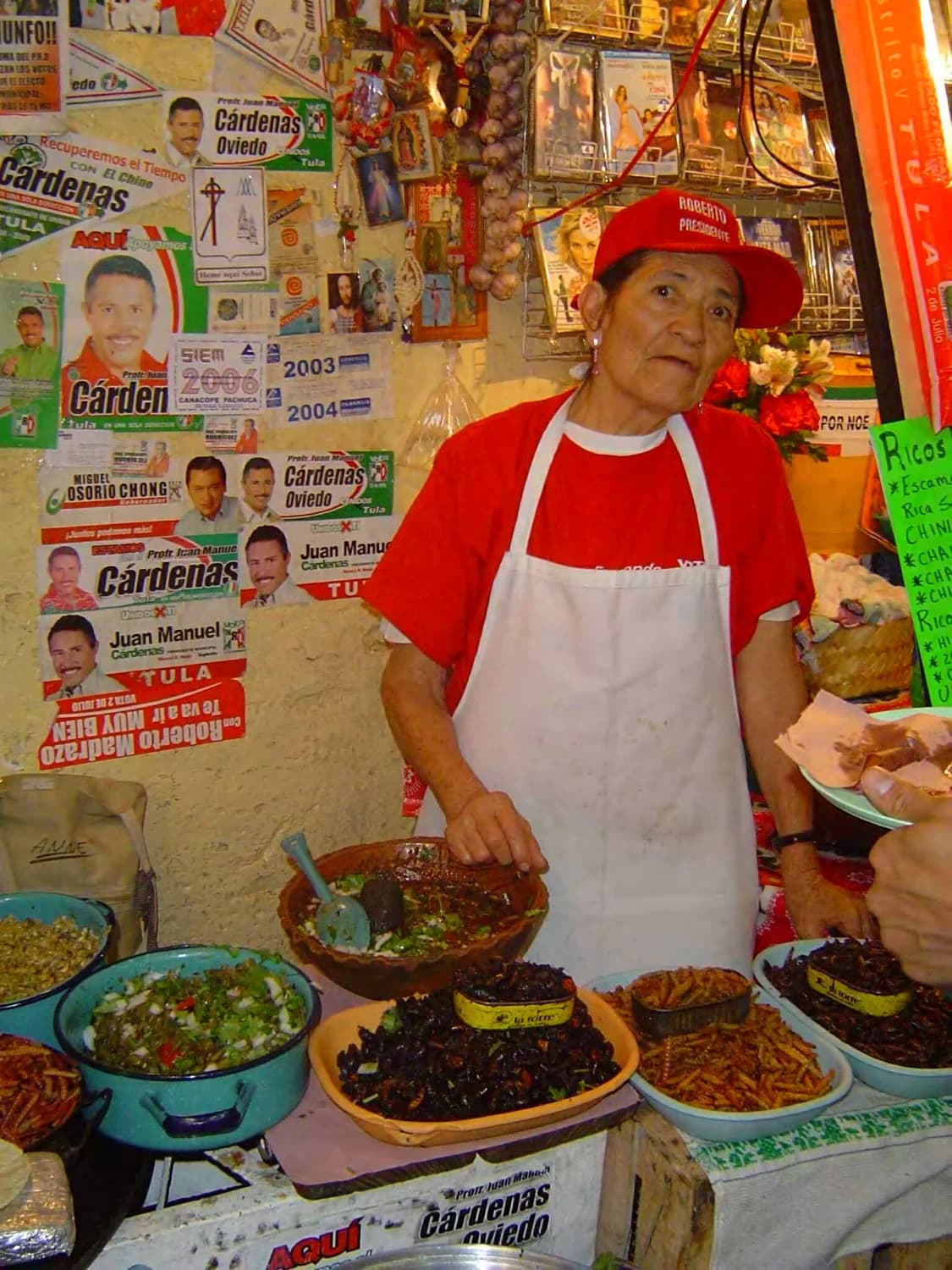 Escamoles frescos en una charola de mercado especializado