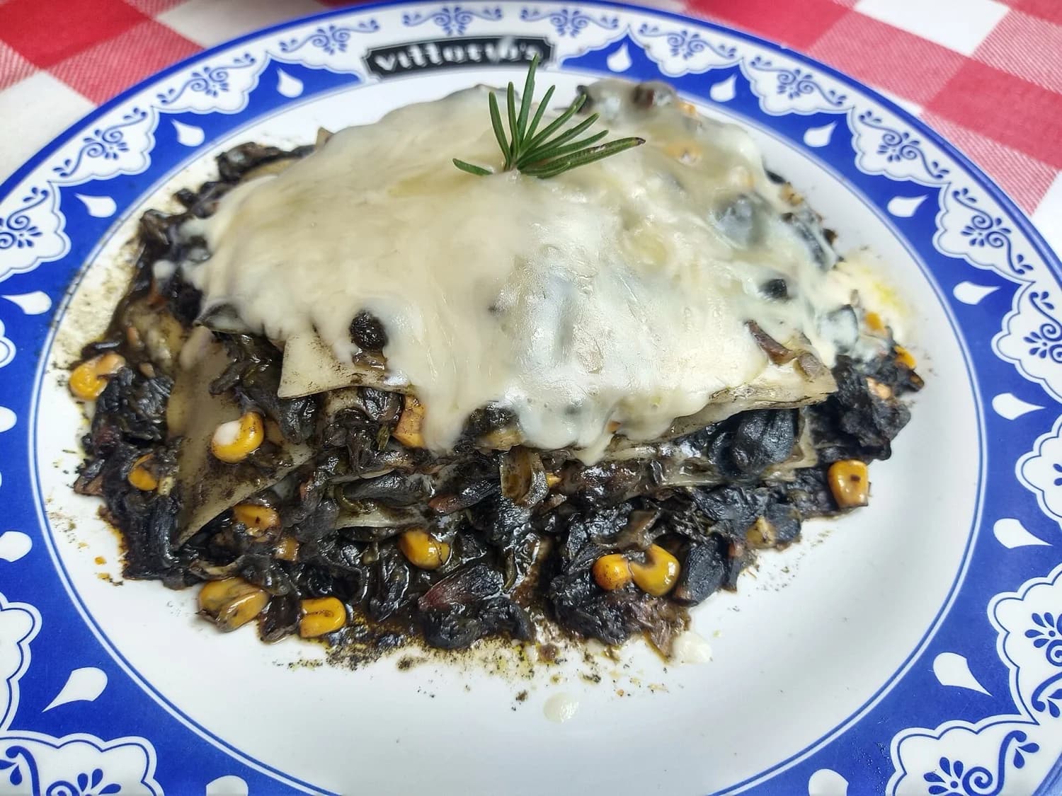 Quesadilla de huitlacoche partida a la mitad mostrando el relleno negro