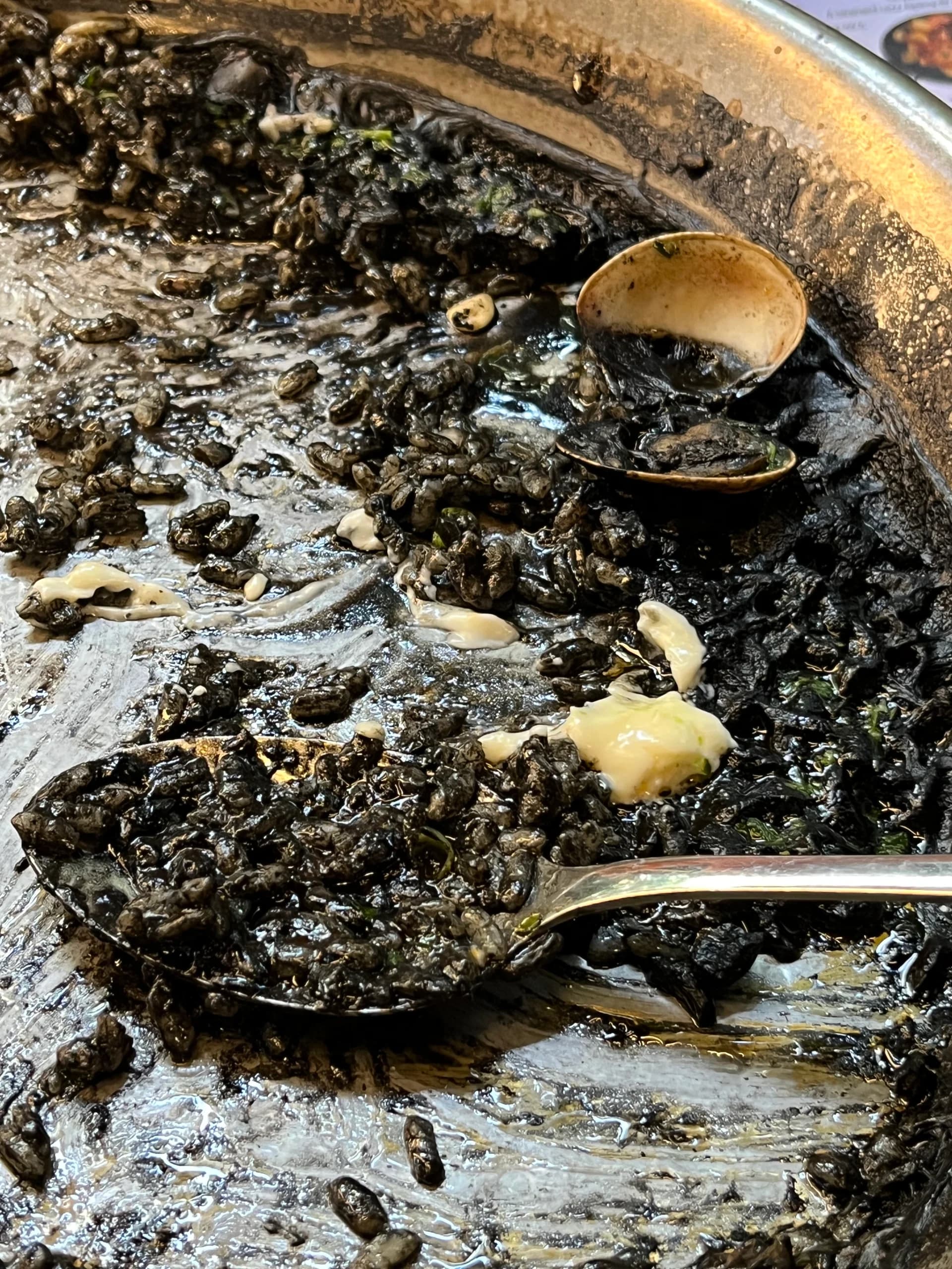 Pot with the remains of a seafood fideuá
